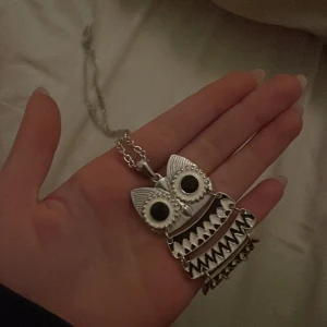 Halsband - Silver halsband frpn sellpy. Man kan justera längden. Det går även att sätt de in på halsbandet.