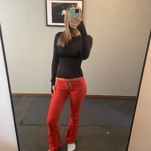 Utsvängda lågmidjade byxor - Lågmidjade byxor i storlek 25 ( alltså xs) de är väldigt lågmidjade och små i storleken men annars jättesnygga och perfekt skick. 