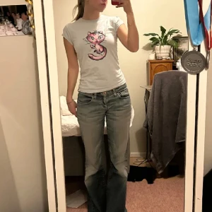 Söt t-shirt med tryck! - Så gullig t-shirt med katt tryck! Har slitning på trycket men annars i bra skick! 🩷skriv för frågor!