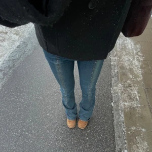 COOLASTE JEANSEN - Såå coola och unika bootcut jeans med stenar längst hela benen⭐️⭐️💥 Storlek M, midjemått 82 ❤️ Kom privat vid intresse!
