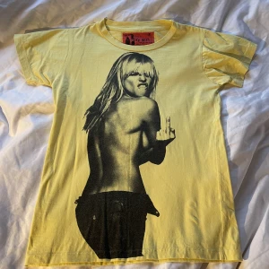 Ray girl Tshirt  - As najs Tshirt jag köpte second hand av en as cool tant😩🙏 typ baby te passform så typ Xs-M beroende på hur man vill att den ska passa