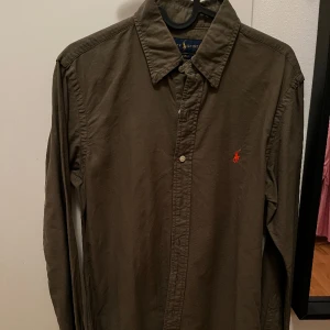 Ralph lauren - Ralph lauren skjorta i storlek s (slim fit). Grymt snygg och material i topp klass. Fin olivgrön färg och skick är 9/10!  Säljer på grund av att den inte passar min storlek.