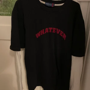 Dubbelärmad tröja - Den är i fint skick, från 90 talet. Broderad tryck och luftigt material Tryck med Whatever