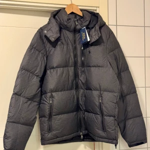 Ny vinterjacka Polo Ralph Lauren - Säljer denna helt nya jacka då den var för stor för sonen. Super fin grå färg. Nypris se bild. Köpt på outlet så inget öppet köp, därav detta fina pris. Tags kvar! Skicka om om du vill ha fler bilder. 