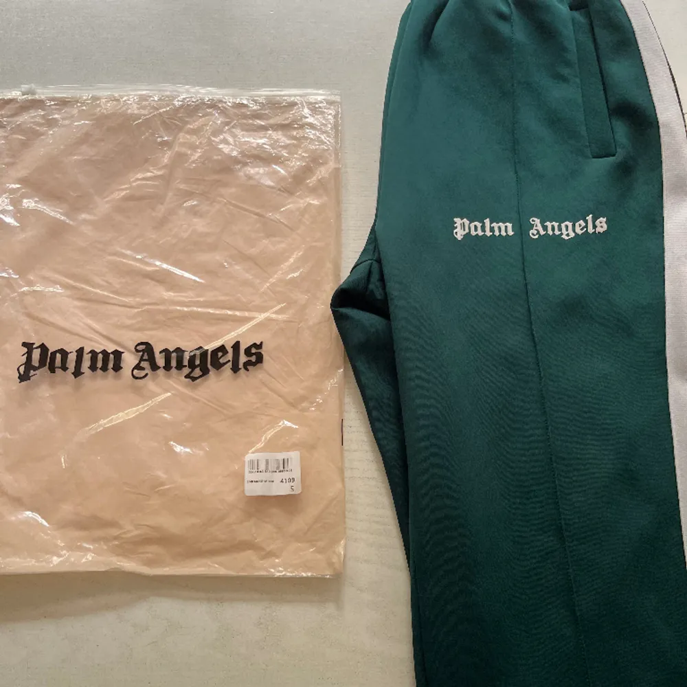 Gröna Palm Angels byxor i 9/10 skick. Size S. Påse medföljer. Säljes då de ej används längre.. Jeans & Byxor.