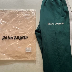 Gröna Palm Angels Byxor - Gröna Palm Angels byxor i 9/10 skick. Size S. Påse medföljer. Säljes då de ej används längre.