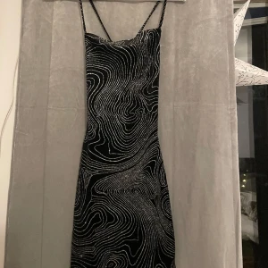 Svart glittrig klänning - En jätte fin svart glittrig klänning, storlek XS men passar för S åxå. Säljs då den ej kommer till användning längre.  Hör av dig vid frågor💗