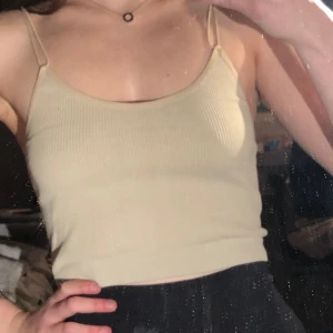 Basic linne - Basic beige tajt linne i S-M. Jätte skönt att tränna i men även snyggt i vardagen, men en skjorta eller kofta över!