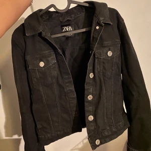 Jeansjacka zara - Jeansjacka från zara i urtvättad färg svart. Aldrig använd. 