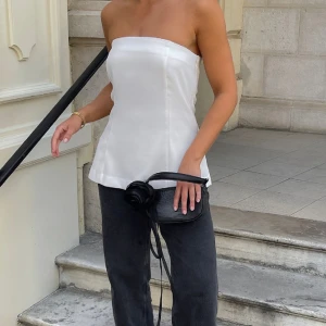 Topp - Vit bandeau-topp från NA-KD, strl 34. Snålt använd och toppen är i nyskick. Ordinariepris är 350kr. Bilderna kommer från NA-KD, skriv privat för fler!