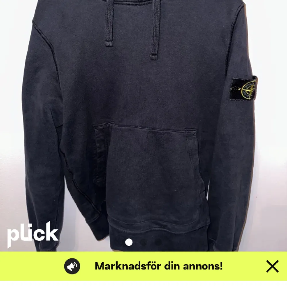 Fräsch stone island hoodie, använd 7-8 gånger, väldigt bra skick. Nypris 3399 köpt på NK i stan.. Hoodies.