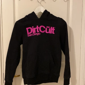 Dirt cult hoddie - I bra skick och har inte andvändits så mycket.ordinarepris:800kr