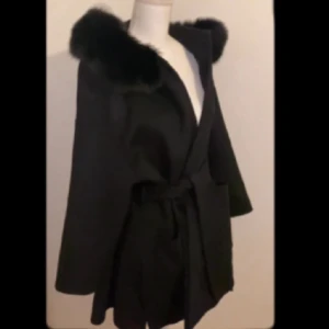 Kappa - Oanvänd kort pälskappa från Forellie, i 10% kaschmir och 90% Wool. Kappan har en stor luva och pälsmuddar (avtagbara), samt två större fickor. Pälsen är äkta. Originalpris 2000kr💖