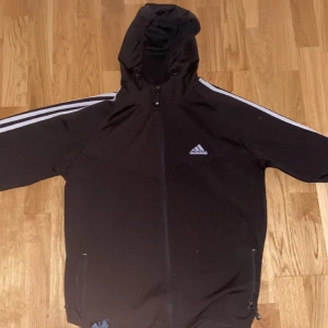 Adidas kofta - Helt oanvänd, skön en kofta som passar till den här väder. Materialen är jätte skön o håller det jätte varm. Luvan passar perfekt och svart och vit färgen kan passa med olika still. Priset kan alltid diskuteras