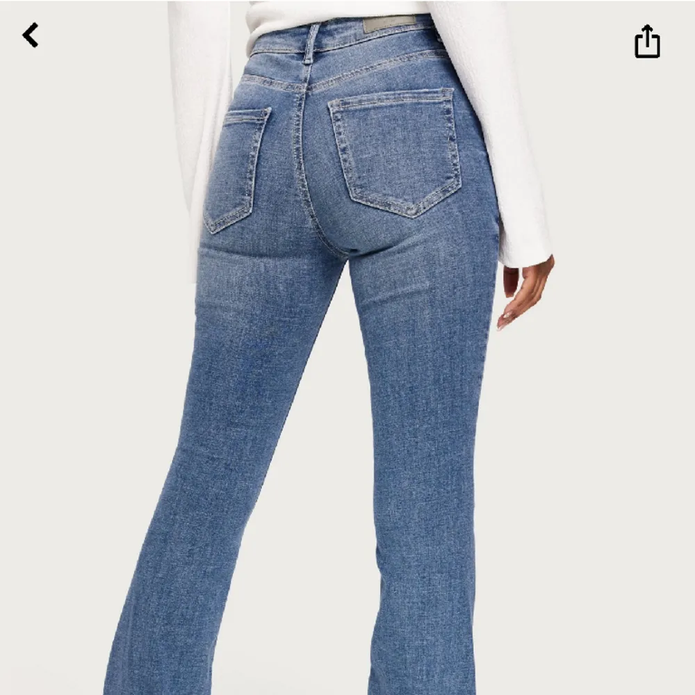 Nya jeans från Vero Moda, använda 1 gång, fick i julklapp men tyckte inte dom passa mig, storlek M längd 32, 400kr + frakt🥰🥰. Jeans & Byxor.