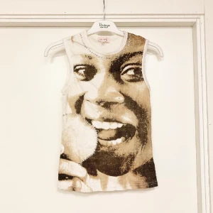 🍒TOPP🍒 - 🍒FAB FAME🍒Unik topp med fototryck och paljetter från Bershka inköpt i Barcelona. 100% bomull med ett litet hål bak vid nacken och trådarna med pärlorna är lite lösa på vissa ställen.🍒