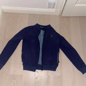 Lyle & scott vår/sommar jacka - Använt varan fåtal gånger. Säljer för att den är för liten 