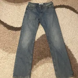 Raka blåa jeans oanvändbara storlek 38 på grund av köpt fel storlek.