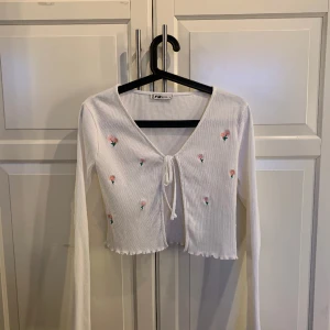 Kofta  - Fina kofta som jag köpt på newyorker. Använd den 1 gång och har sedan dess hängt i garderoben. Skulle säga att storleken inte stämmer helt, tycker den är en M och inte L.