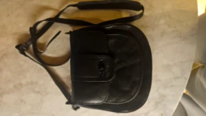 Aunts&uncles  - Aunts&uncles väska en ficka på framsidan en blixtlås fack på baksidan stängs med vred en avtagbar, justerbar bär-/axelrem (längd c. 90-130 cm) beslag av antracitfärgad metall en separat Case randig Foder textil ett huvudfack pennhållare en ficka med dragk