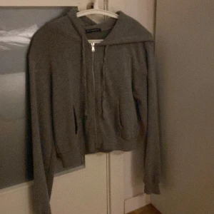Grå zip up - Jätte fin grå zip up hoodie i skönt material!! Frpn brandy Melville , står ingen storlek men passar allt från Xs - M