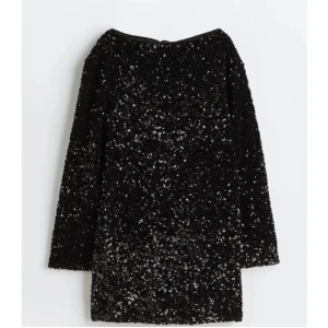 Svart glitter klänning med roset - Säljer nu denna svarta glittriga klänningen ifrån hm, i storlek xs🤍aldrig använd pga att den ej passar mig, helt slutsåld på doms hemsida, har en stor svart roset på ryggen som man knyter🤍säljer för 350kr+frakt🤍🤍kom privat för mer bilder osv