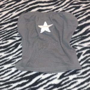 Tubtop  - Tubtop använd en gång köpt i Berlin! Gullig passform! Strestchig så skulle säkert kunna passa en s också!