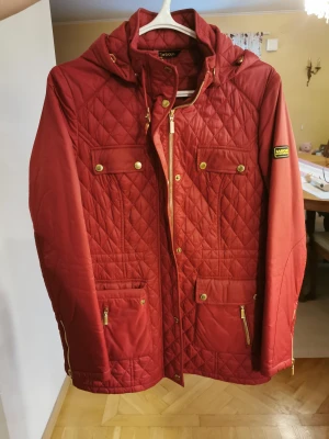 Röd Barbour quilted jacka - I storlek 36 och i väldigt bra  kondition. 