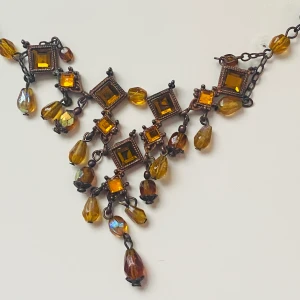 Vackert halsband  - Så vackert halsband med skimrande rhinestones i färg som whisky 