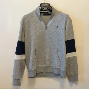 Ralph Lauren halv zip - Tröjan är i storlek M. Har lite missfärgning på vänster arm, men jag tror att det inte är svårt att få bort.