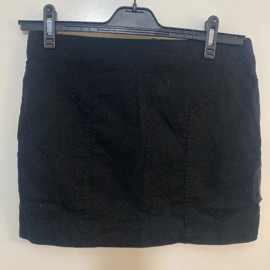 Soaked Minikjol svart med skinn bak 