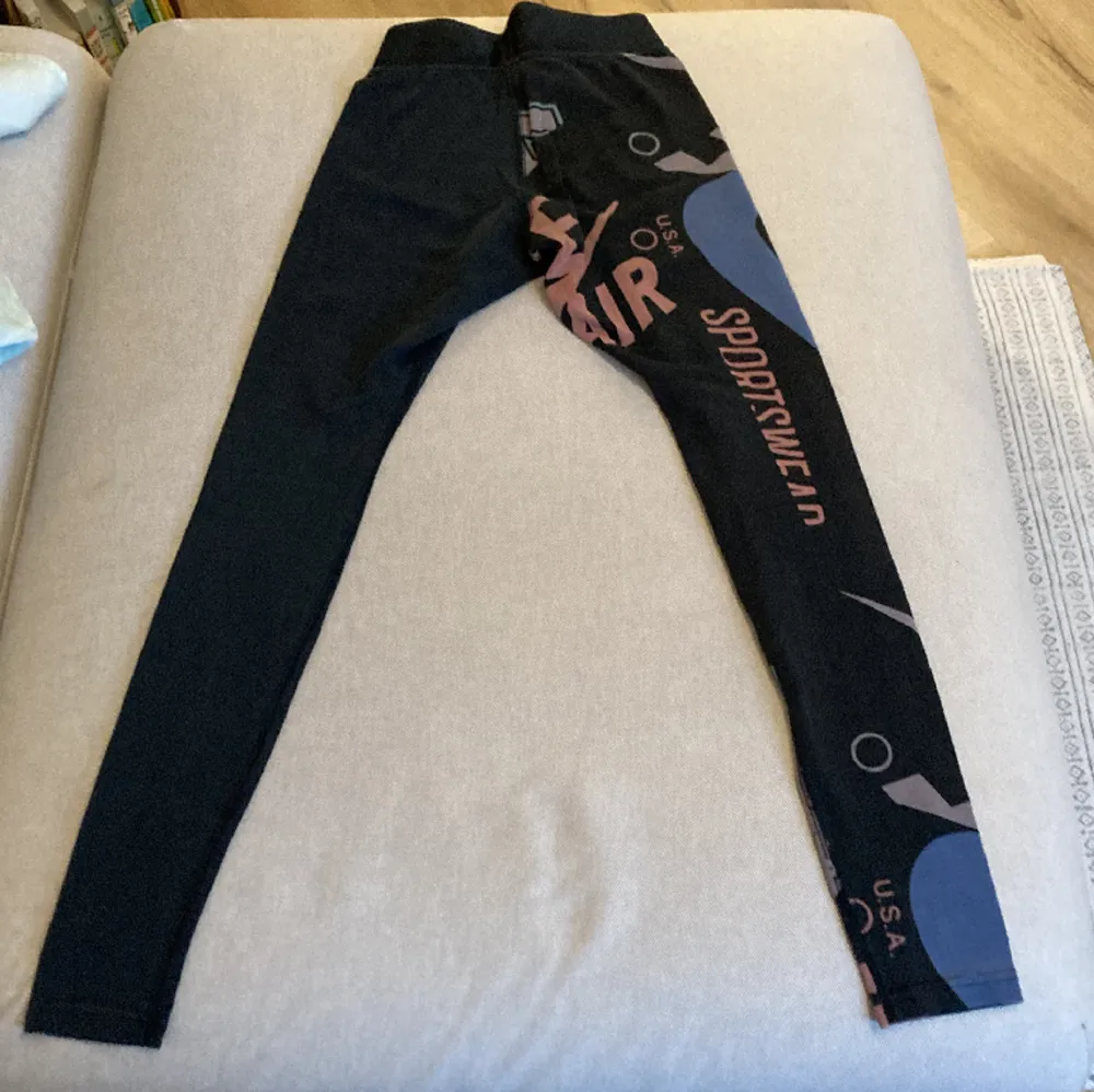 Träningstights från Nike. Använda men inga synliga skador utom lite slitning på baksidan av gymmibandet i midjan(syns på bild 3). Jeans & Byxor.
