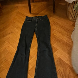 Jeans från Vero Moda!  - Mörkblå jeans ifrån vero moda, i storlek xs och längd 32 ! Endast använda ett fåtal ggr🙌🏽