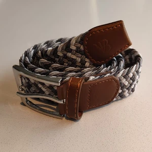 Flätat bälte grå mix - Flätat bälte grå ljusgrå mörkblå vit | stretch och anpassningsbar till alla storlekar | helt nytt aldrig använt | skriv om du har frågor.