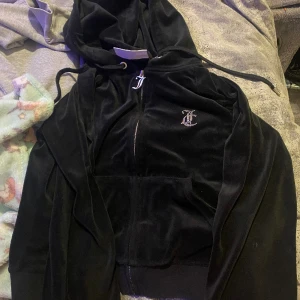 Juciy sett - Byxorna i S och tröjan i M Hela settet 