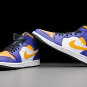 Jordan Mid Lakers med kvitto (footlocker) - dessa nyligen köpta äkta jordans är i perfekt skick från footlocker men ja säljer dom pga storleken (41-44). självklart kommer kvitto och tvätt innann dem skickas