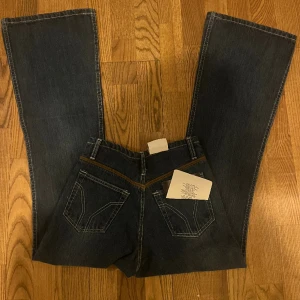 Bootcut jeans  - Bootcut jeans med medelhög midja som är helt nya! Midjemått 33 cm, innerbenslängd 77 cm 