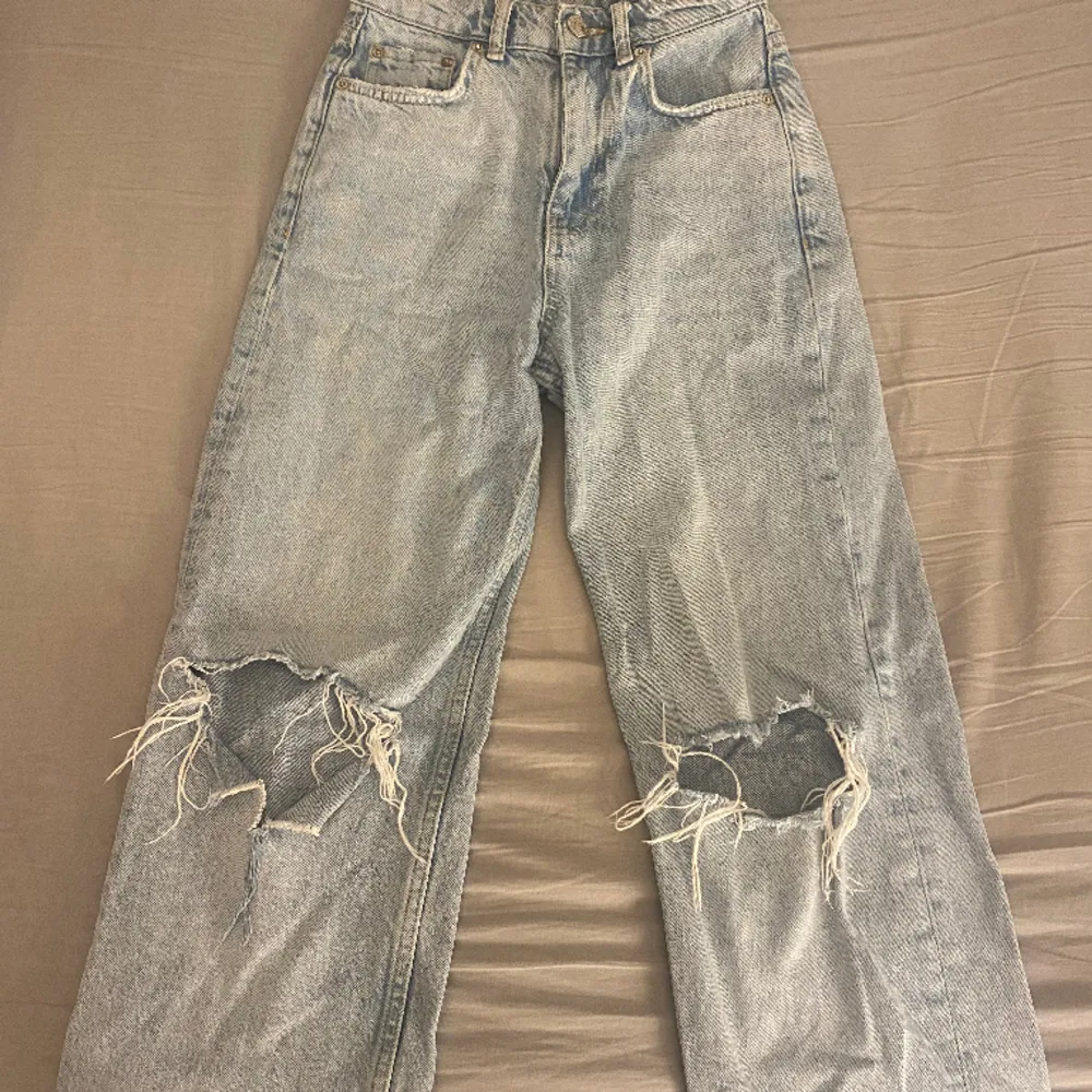 Säljer dessa jätte fina ljusblå jeans med hål i från Ginatricot. Säljer dom då de är för små för mig. Passar i längden för nån som är 155-162 cm ungefär. Dom är i bra skick och inga defekter!. Jeans & Byxor.