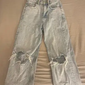Säljer dessa jätte fina ljusblå jeans med hål i från Ginatricot. Säljer dom då de är för små för mig. Passar i längden för nån som är 155-162 cm ungefär. Dom är i bra skick och inga defekter!