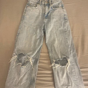 Ljusblå jeans med hål - Säljer dessa jätte fina ljusblå jeans med hål i från Ginatricot. Säljer dom då de är för små för mig. Passar i längden för nån som är 155-162 cm ungefär. Dom är i bra skick och inga defekter!