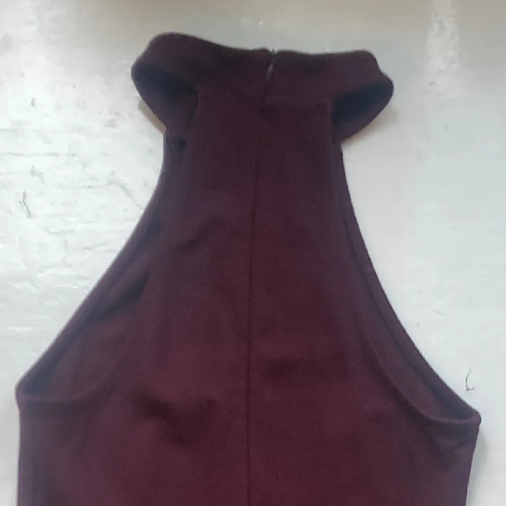 🍒DRESS FOR SUCCESS🍒 En vinröd bodycon klänning från Forever 21 som är inköpt i Mexico. Bra skick utan några fel. Modellen är 170cm lång för ref.🍒. Klänningar.