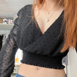 Svart festtopp från NA-KD - Säljer denna supersnygga festtopp från NA-KD i Stl 36. 💞💞Dm vid intresse/frågor