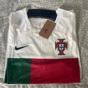 Fotbollströja - Fräsch Portugal tröja, helt ny. Aldrig använd. Storlek xxl, men va för liten för mig, passar nog L-XL. Möts i Eslöv/Skåne, frakt går också bra