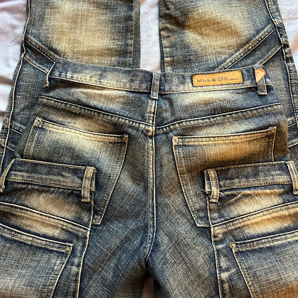 coola jeans med fickor ”överallt”. Köpta på second hand, bara använda fåtal gånger. . Jeans & Byxor.