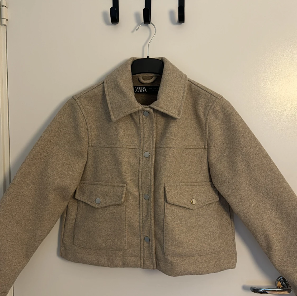 Ljus beige kort kappa från Zara 