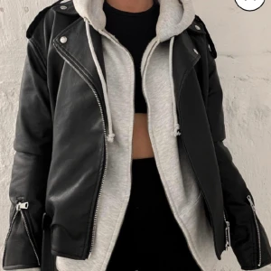 Skinnjacka från Missguided - Svart skinnjacka från missguided. Använt ett fåtal gånger, är som nyskick! Storlek 40 men om du är storlek 36 eller 38 funkar det oxå då det blir lite oversized bara. Om du är intresserad och vill ha fler bilder är det bara att skicka ett meddelande.