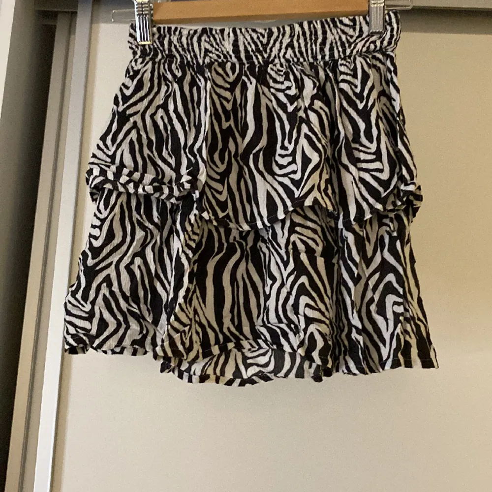 Fin zebra randig kjol från kappAhl i bra skick. Kjolar.