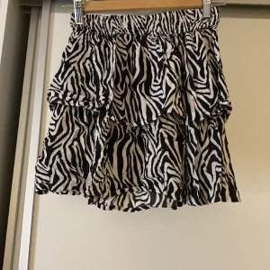 Fin zebra randig kjol från kappAhl i bra skick