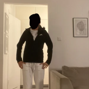svart nike tech - hej,säljer nu min svarta nike tech som inte kommer till andvändning och är i bra skick säljer även samma fast i grå så man kan köpa båda för 400 eller en för 250