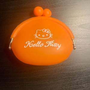 Orange hello kitty plånbok fast lite sönder där vid öppningen.. se bild 3. Skriv gärna om ni har några funderingar eller om ni vill ha fler bilder på den! 😊😽